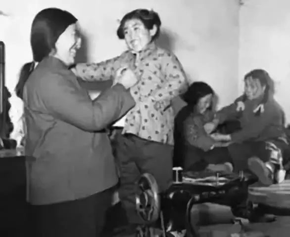 小时候没有暖气，我们这样过冬天！看完不许哭……